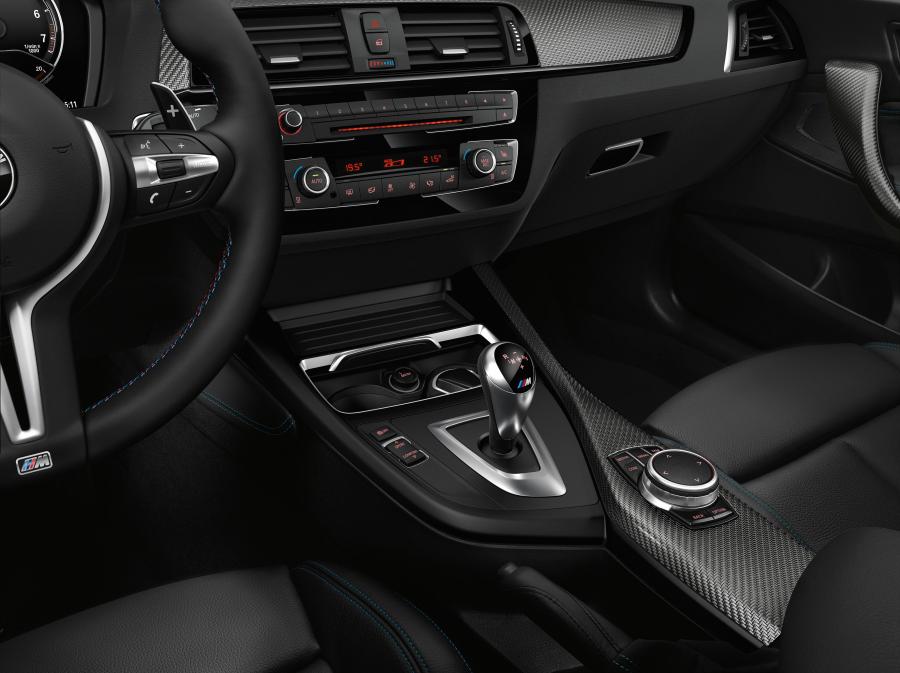 Детали интерьера BMW M2 Coupe (F87) 2017 года  (WW) (фото 8 из 8)